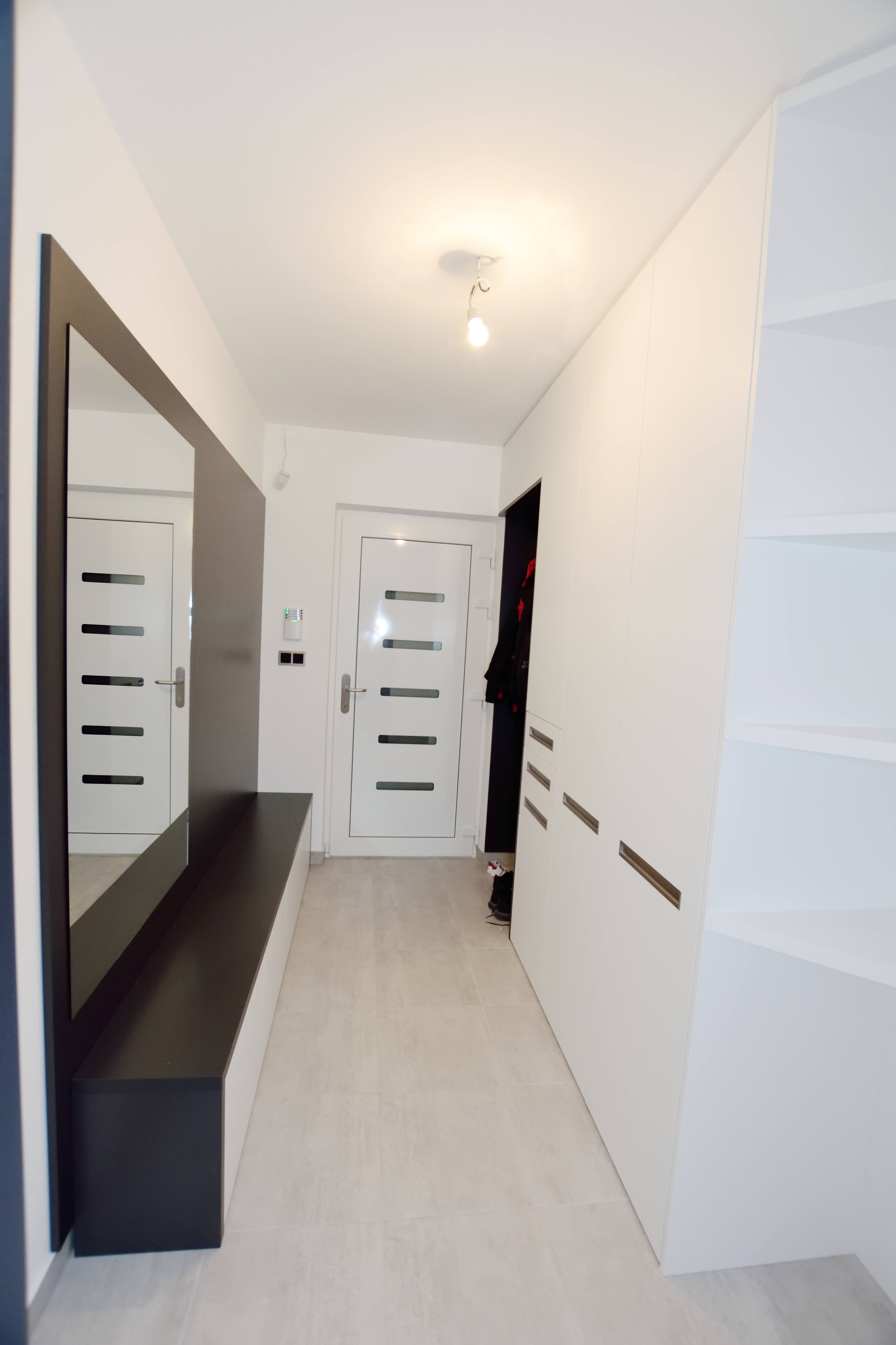 zrcadlo ve vstupní hale